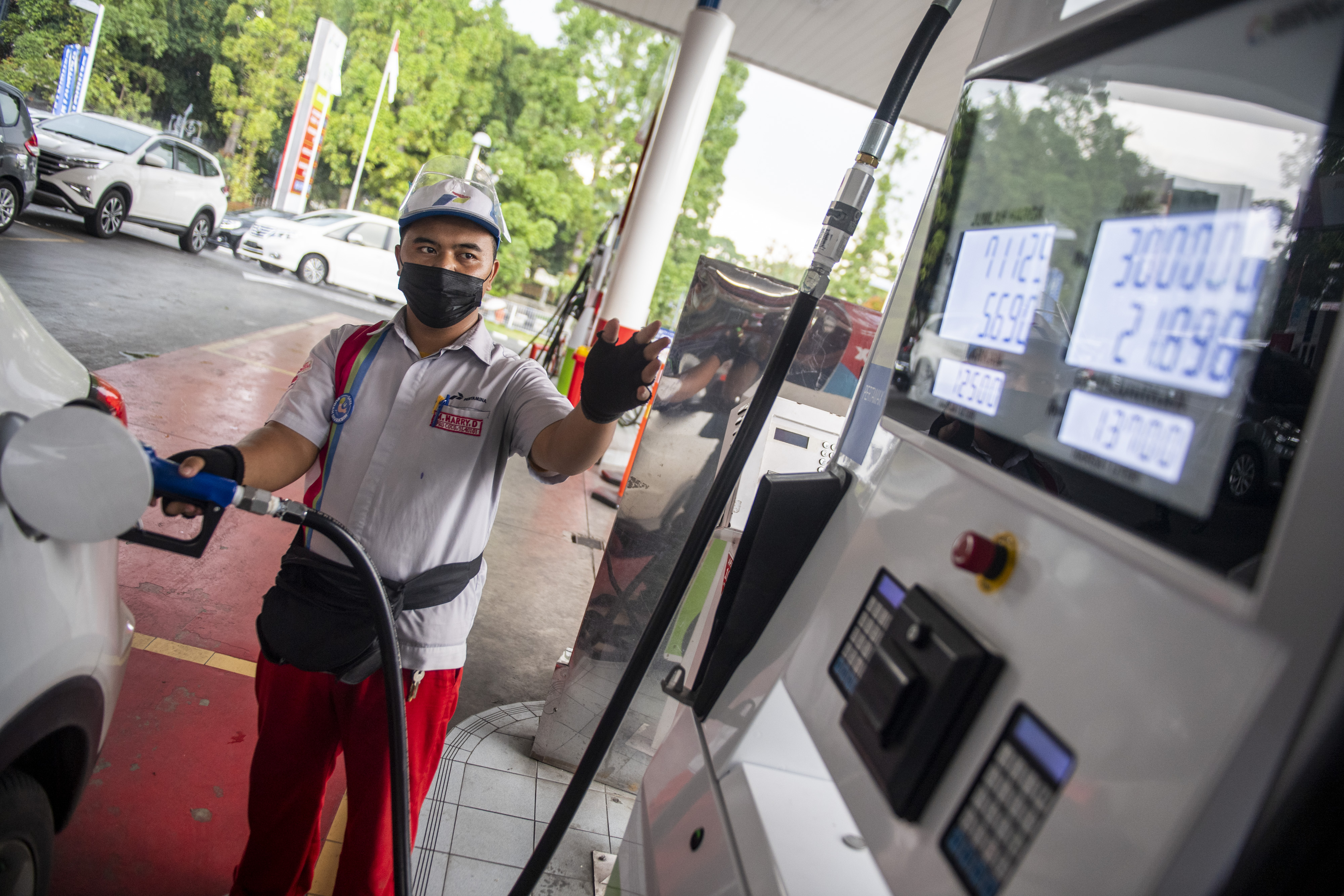 Petugas SPBU melayani pembelian BBM