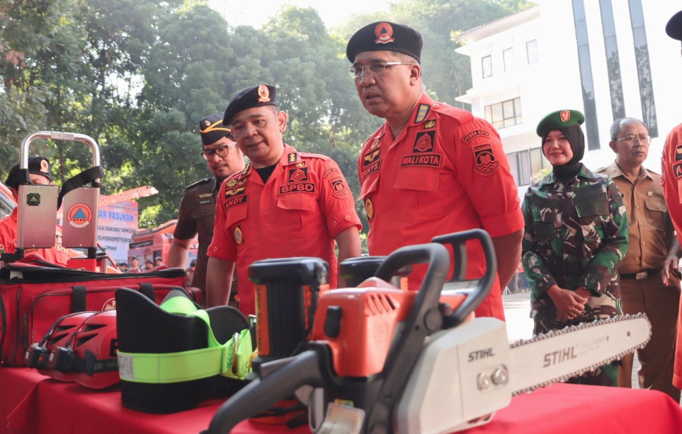 Penjabat Wali Kota Cimahi Dicky Saromi melihat kesiapan peralatan dalam penanggulangan bencana