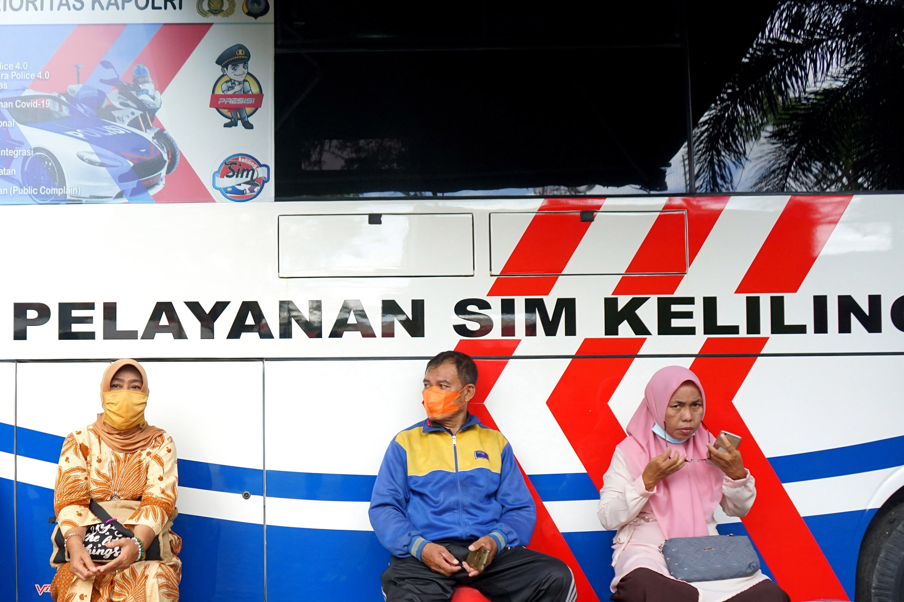 Sejumlah warga antre untuk membuat SIM di mobil Pelayanan SIM Keliling di Taman Kota, Kota Gorontalo, Gorontalo, Selasa (10/5/2022).