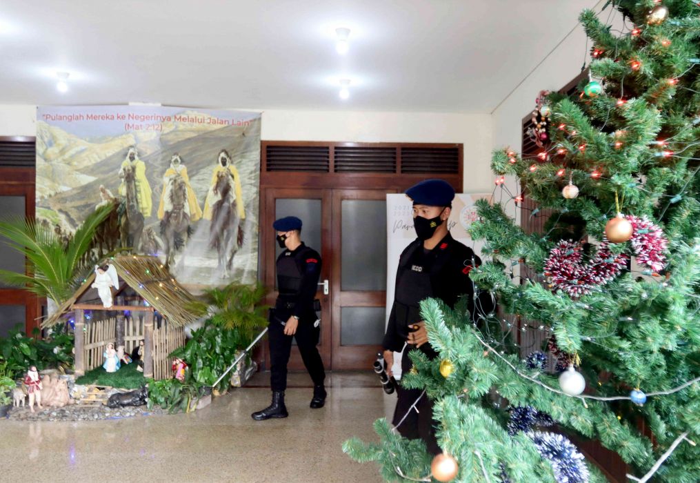 Personel kepolisian melakukan sterilisasi di gereja. 