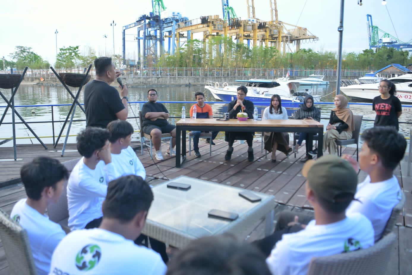 Muhammad Zinedine Alam bertemu dengan sejumlah relawan