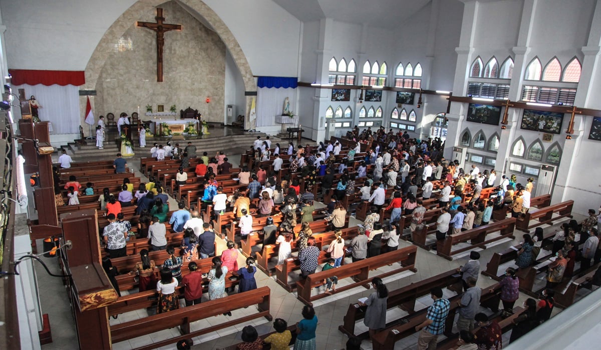 Umat Katolik mengikuti misa di Gereja Katedral Santa Maria, Palangka Raya, Kalimantan Tengah.