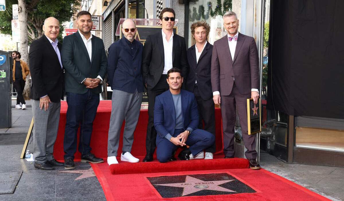Aktir Zac Effron saat peresmian namanya di Hollywood Walk of Fame.