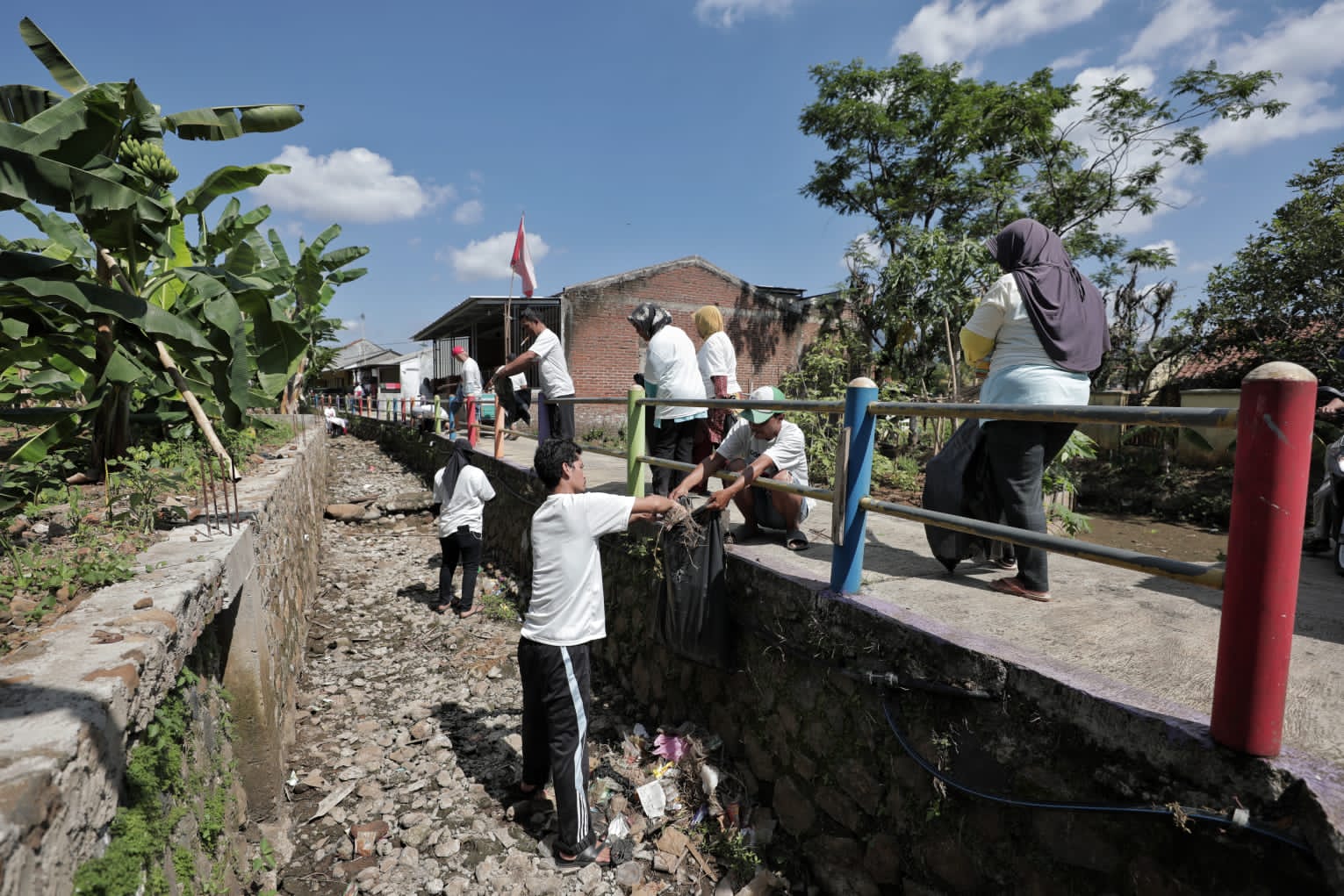 Relawan Petani Tebu Bersatu melakukan aksi gotong-royong bersihkan jalan dan irigasi desa