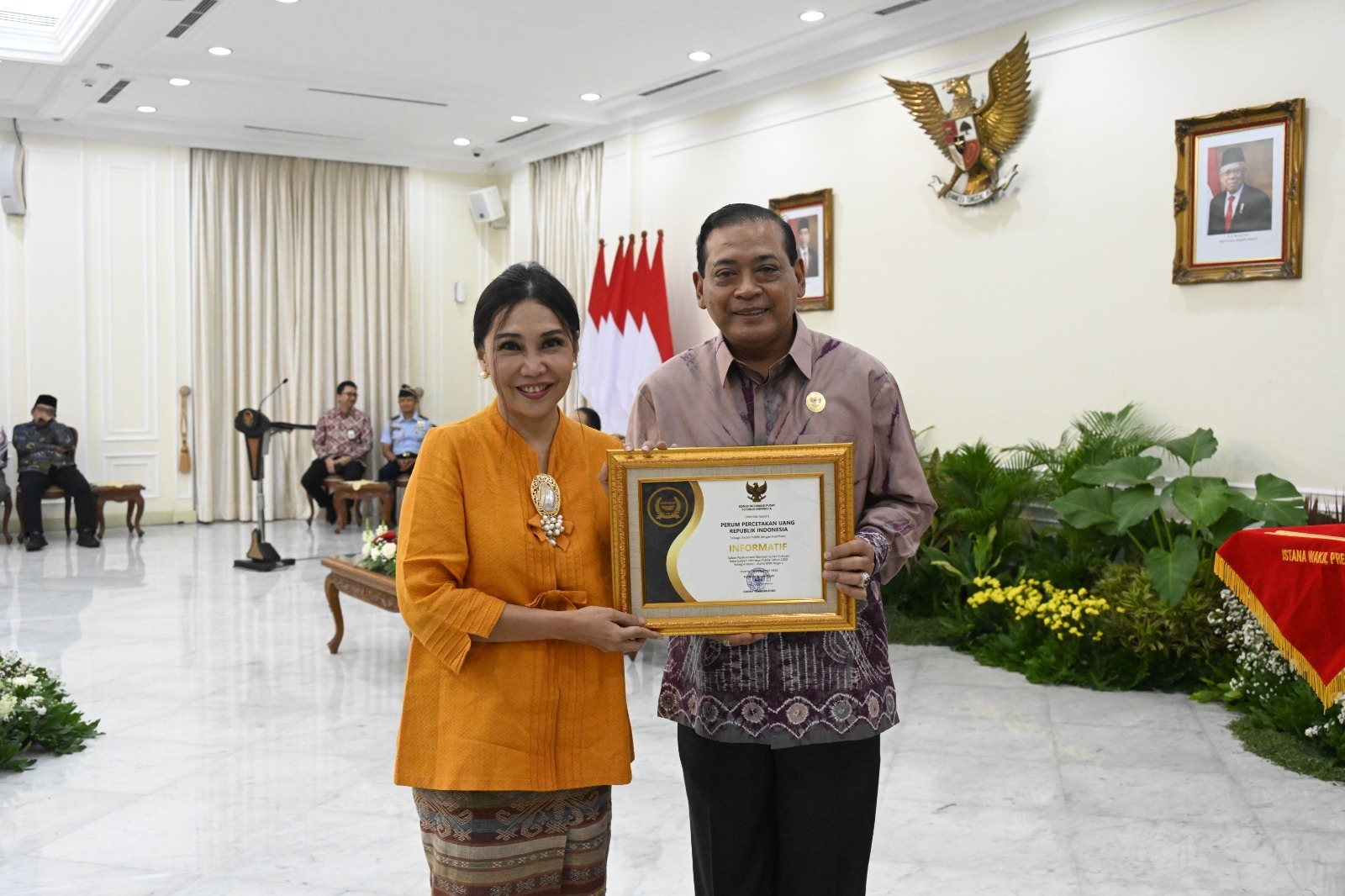  Direktur Utama Peruri, Dwina Septiani Wijaya saat menerima penghargaan.