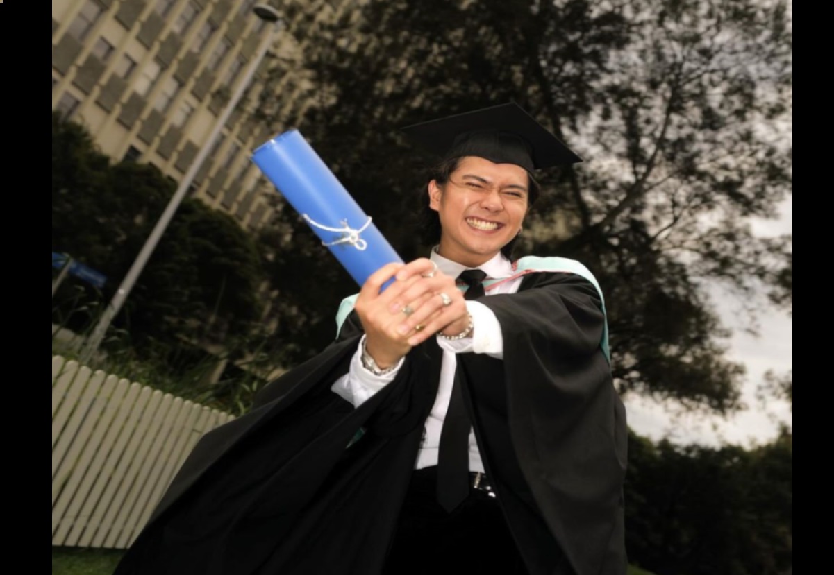 Setelah lima tahun menjalani masa perkuliahan Iqbaal dinyatakan lulus sarjana dari Monash University.