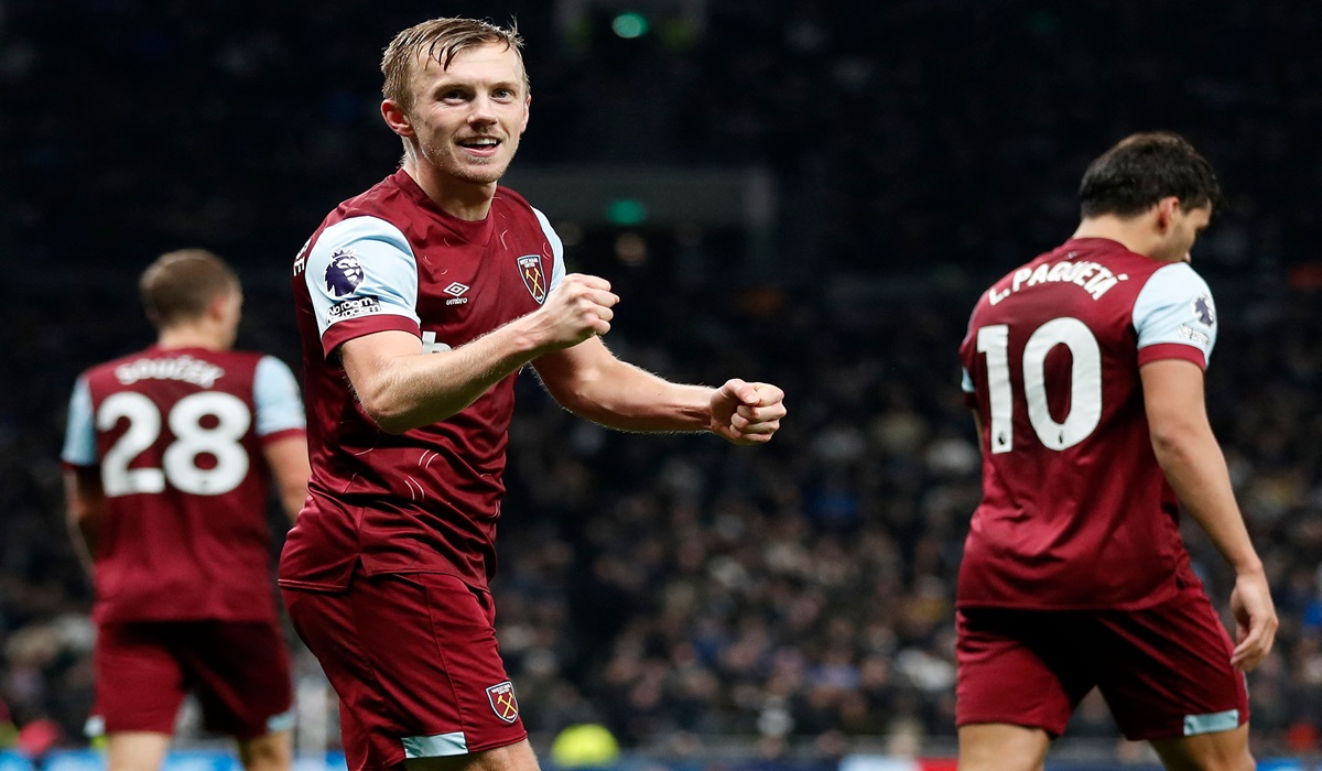 Gelandang West Ham United James Ward-Prowse melakukan selebrasi usai mencetak gol ke gawang Tottenham Hotspur di laga Liga Primer Inggris.