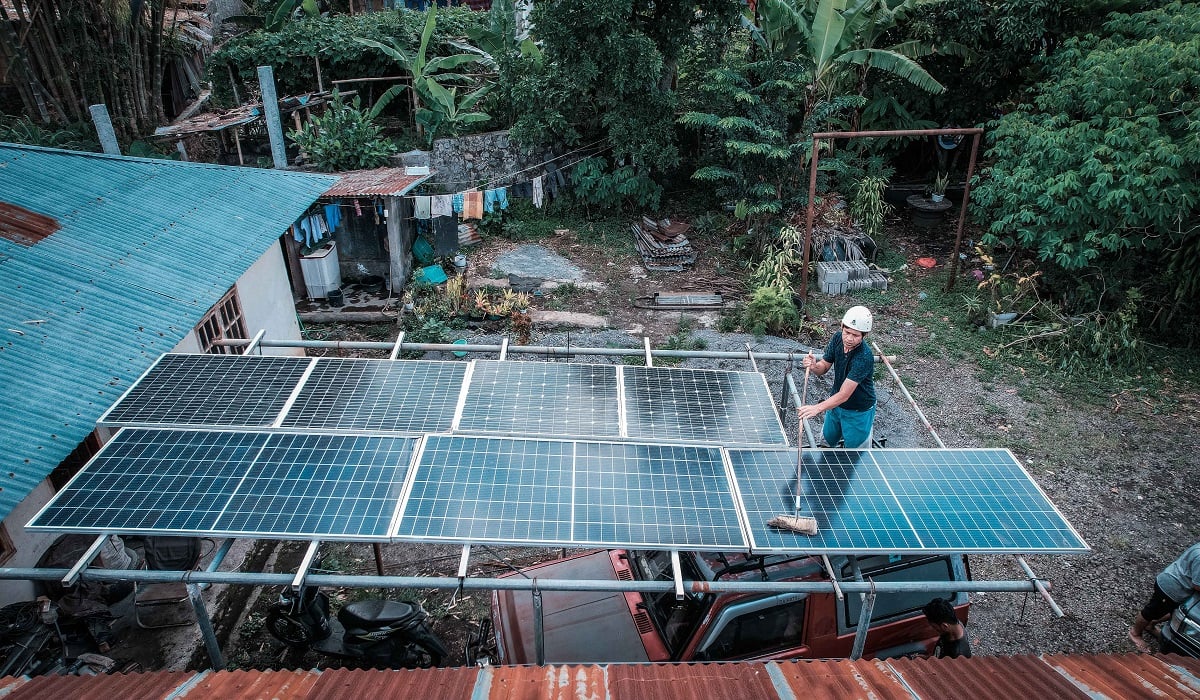 Andhy Baharuddin dengan panel surya miliknya