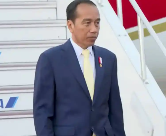 Memaknai dasi kuning Jokowi saat hendak bertolak ke Jepang
