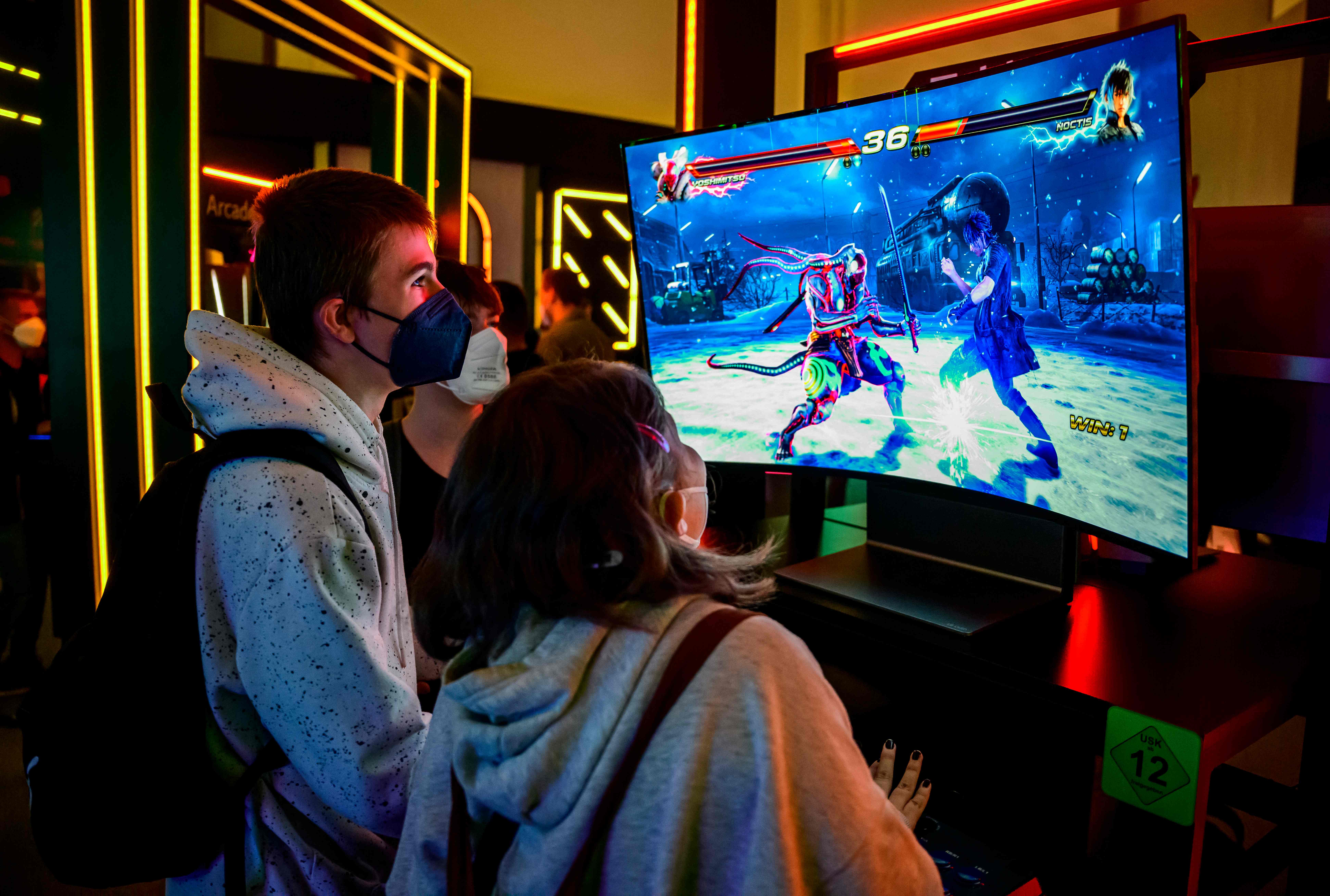 Pengunjung melihat tampilan Tekken 7 di IFA, Berlin, Jerman, pada Jumat (2/9/2022).