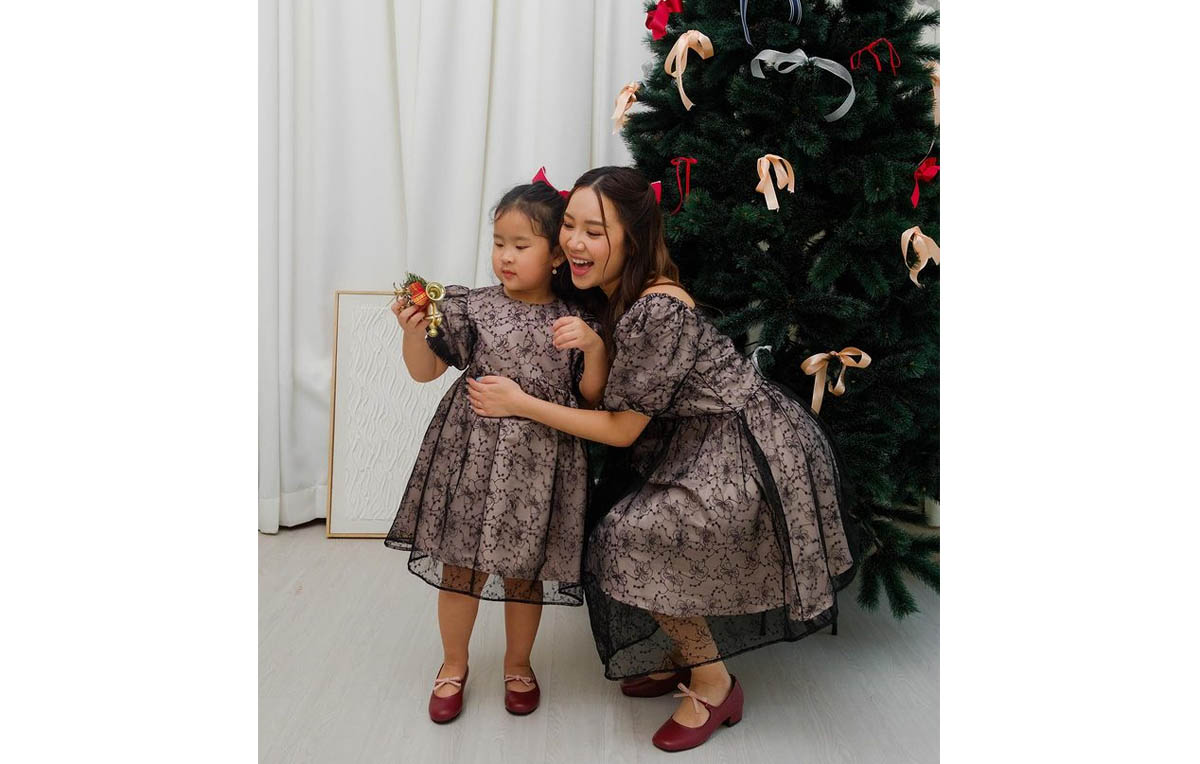 Tampil serasi dengan sepatu couple ibu dan anak dari koleksi terbaru Pix Footware yang berbolaborasi dengan Juliana 