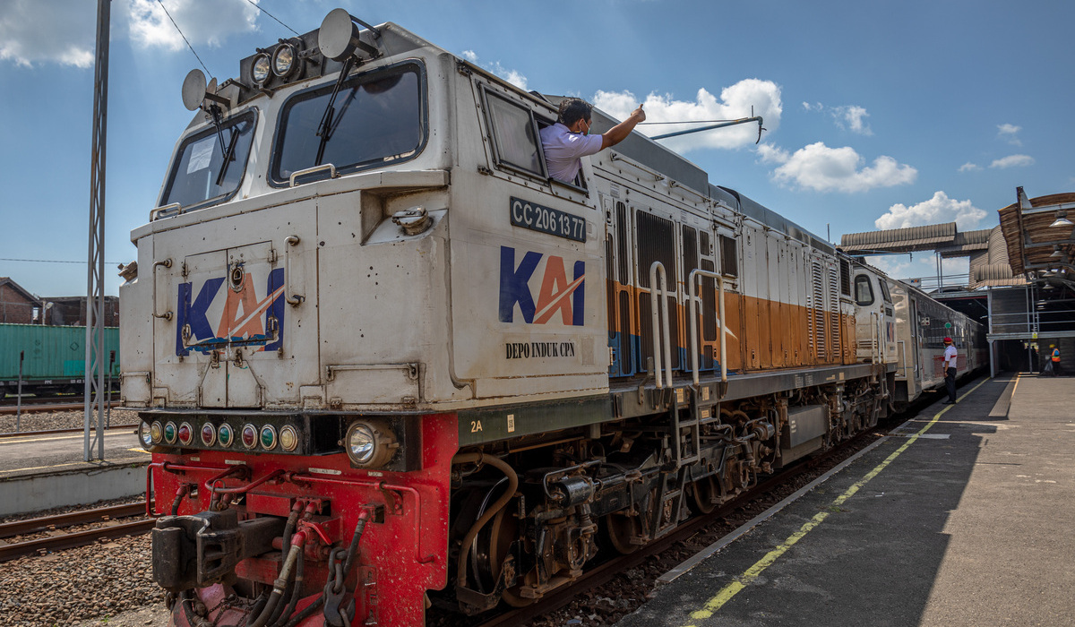 Rangkaian kereta api (KA) Argo Bromo Anggrek tujuan Jakarta di Stasiun Tawang, Semarang.