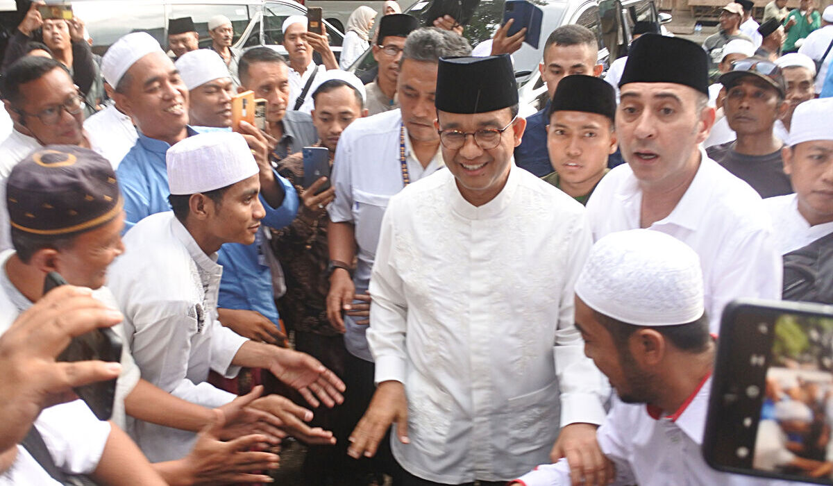 Capres Anies Baswedan (tengah) mengunjungi Pondok Pesantren (Ponpes) Walisongo, Situbondo, Jawa Timur, 28 Desember 2023.