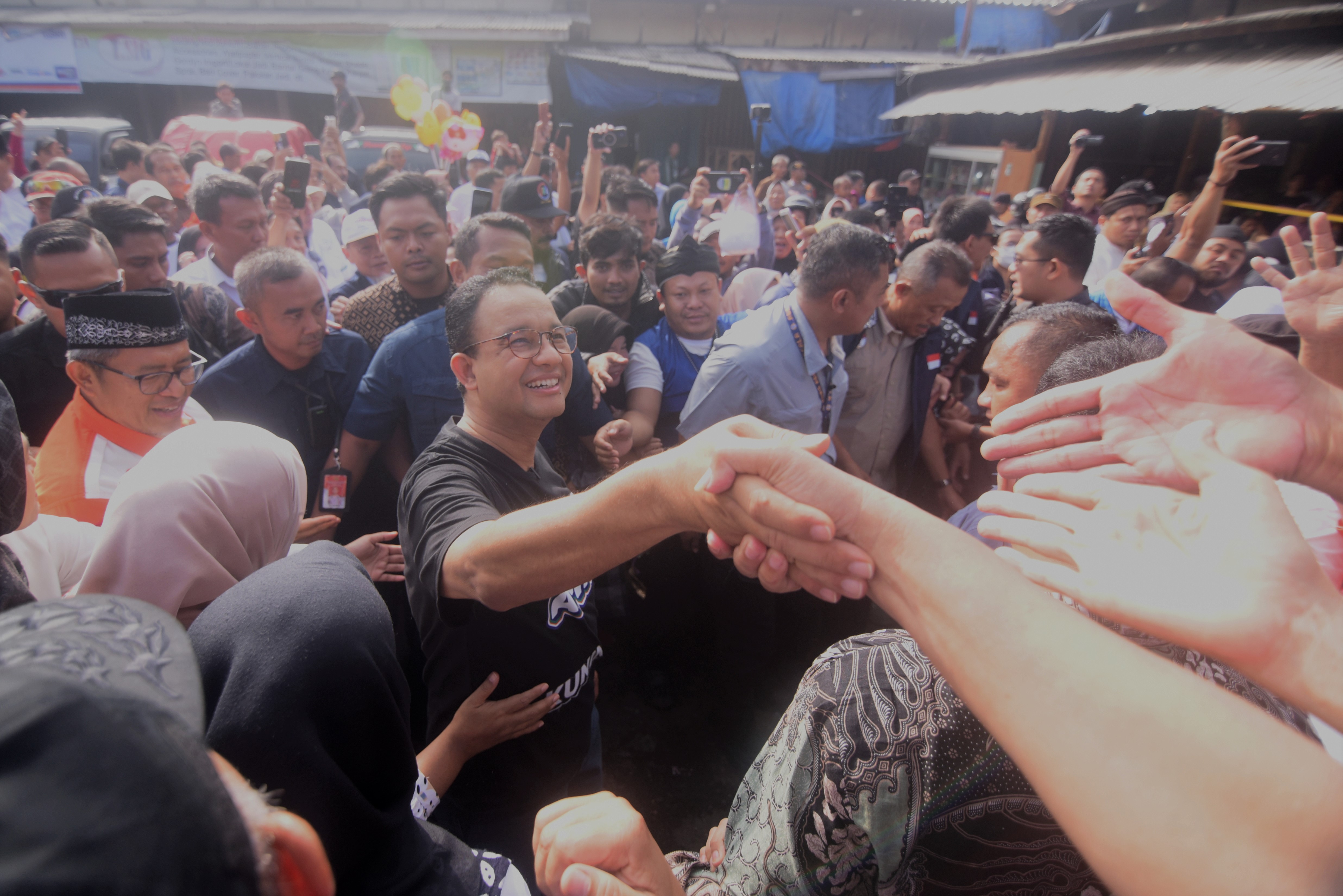 Anies Baswedan di Pasar Kepuh, Kuningan, Sabtu (9/12).