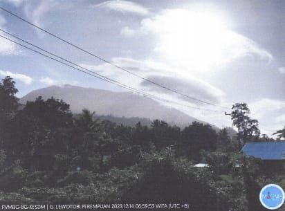 Gunung Lewotobi dari kejauhan