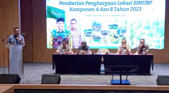 Kapusluh BPPSDMP Kementan, Bustanul Arifin Caya (kiri) saat Pertemuan Sosialisasi Pemberian Penghargaan SIMURP di Tangsel.
