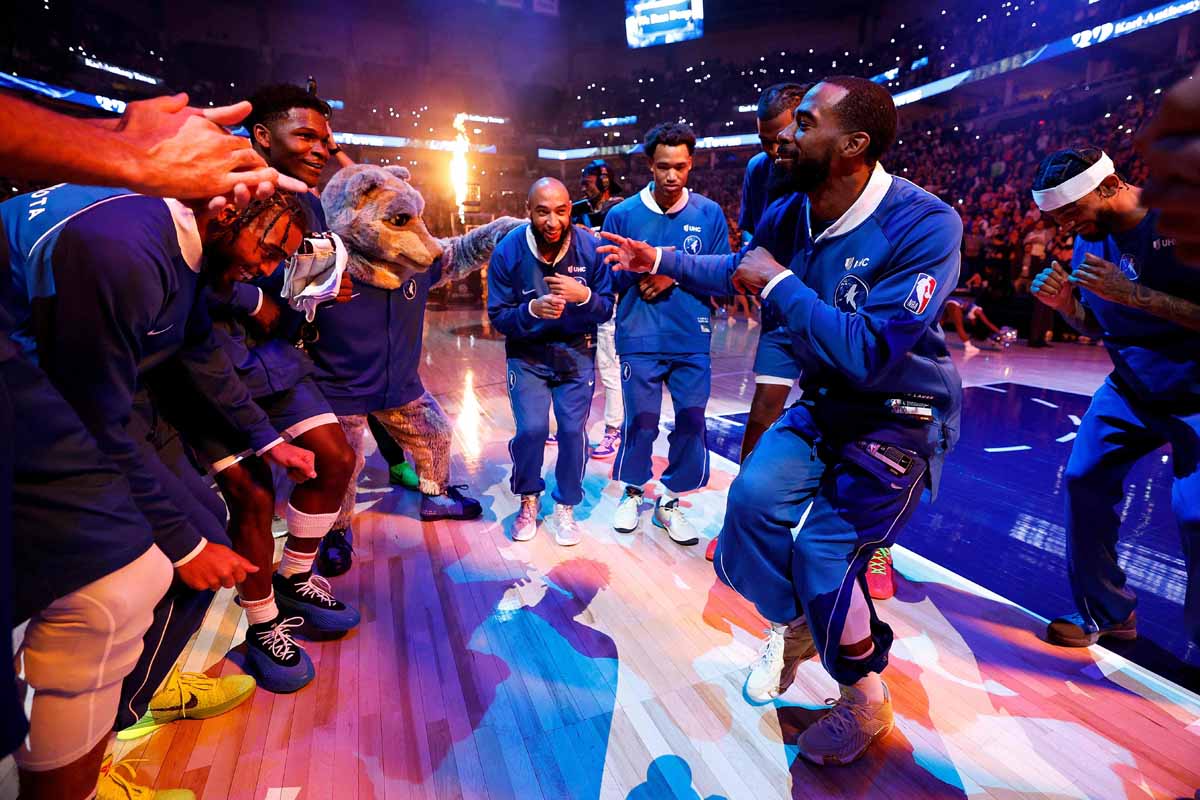 Mantan bintang baseball, Alex Rodriguez, dan pengusaha Marc Lore kabarnya akan menyelesaikan pembelian tim NBA Minnesota Timberwolves