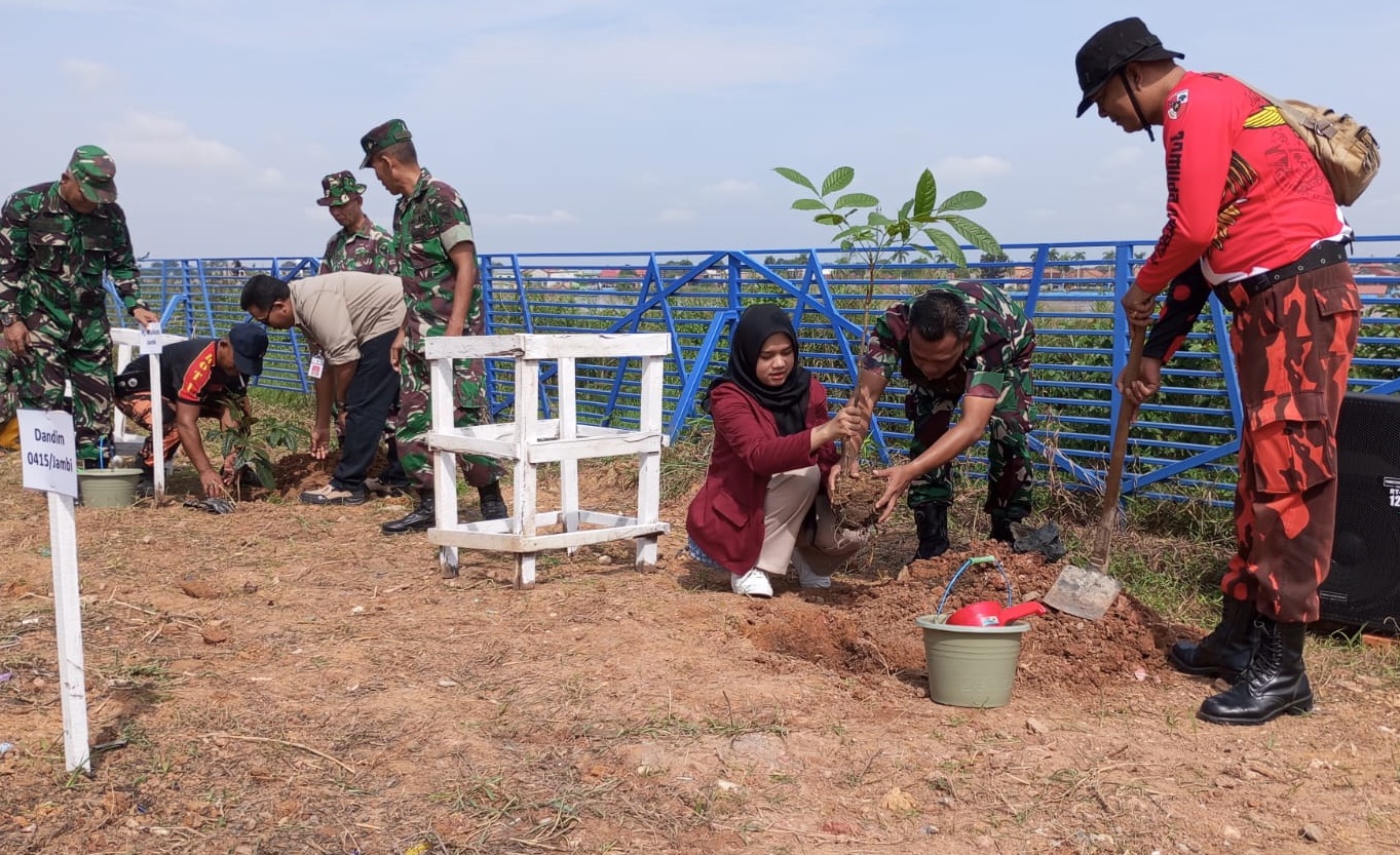 Dandim 0415 Jambi Letkol Arm Eko Pristiono bersama mahasiswa dan prajuritnya, Jumat (8/12), melakukan penanaman pohon. 