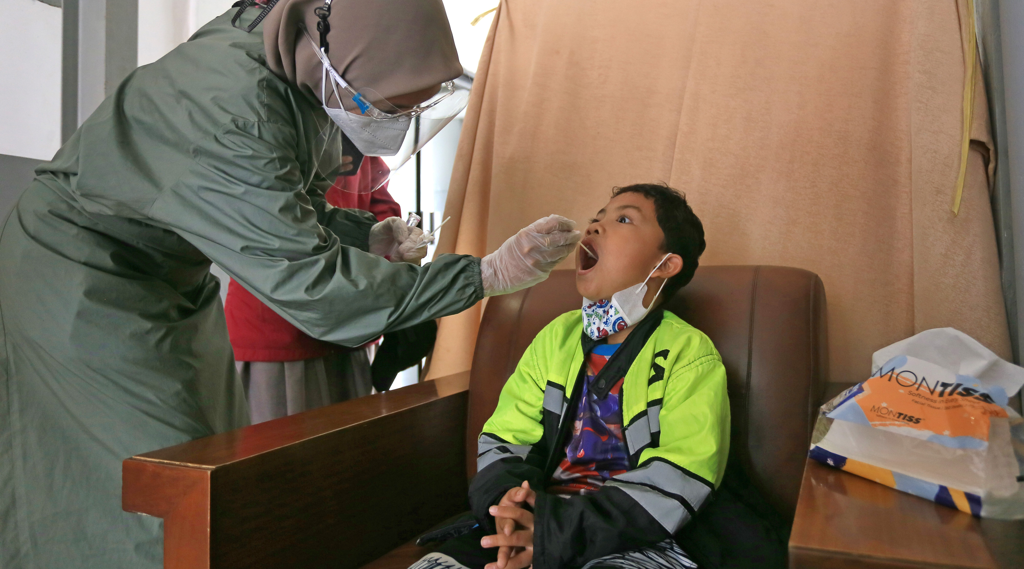 Tes PCR terhadap seorang warga di Kota Cirebon