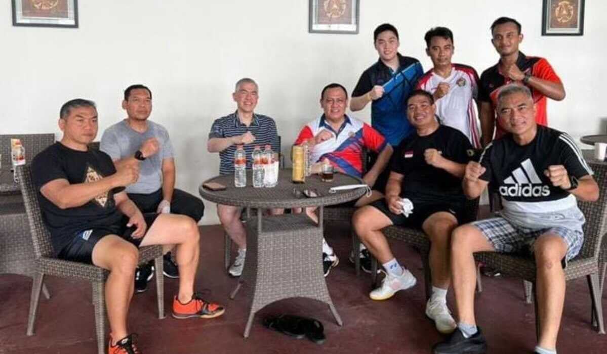 Bukti foto baru bergambar Firli Bahuri usai main bulu tangkis yang dibawa Koordinator MAKI Boyamin Saiman ke sidang etik Dewas KPK.