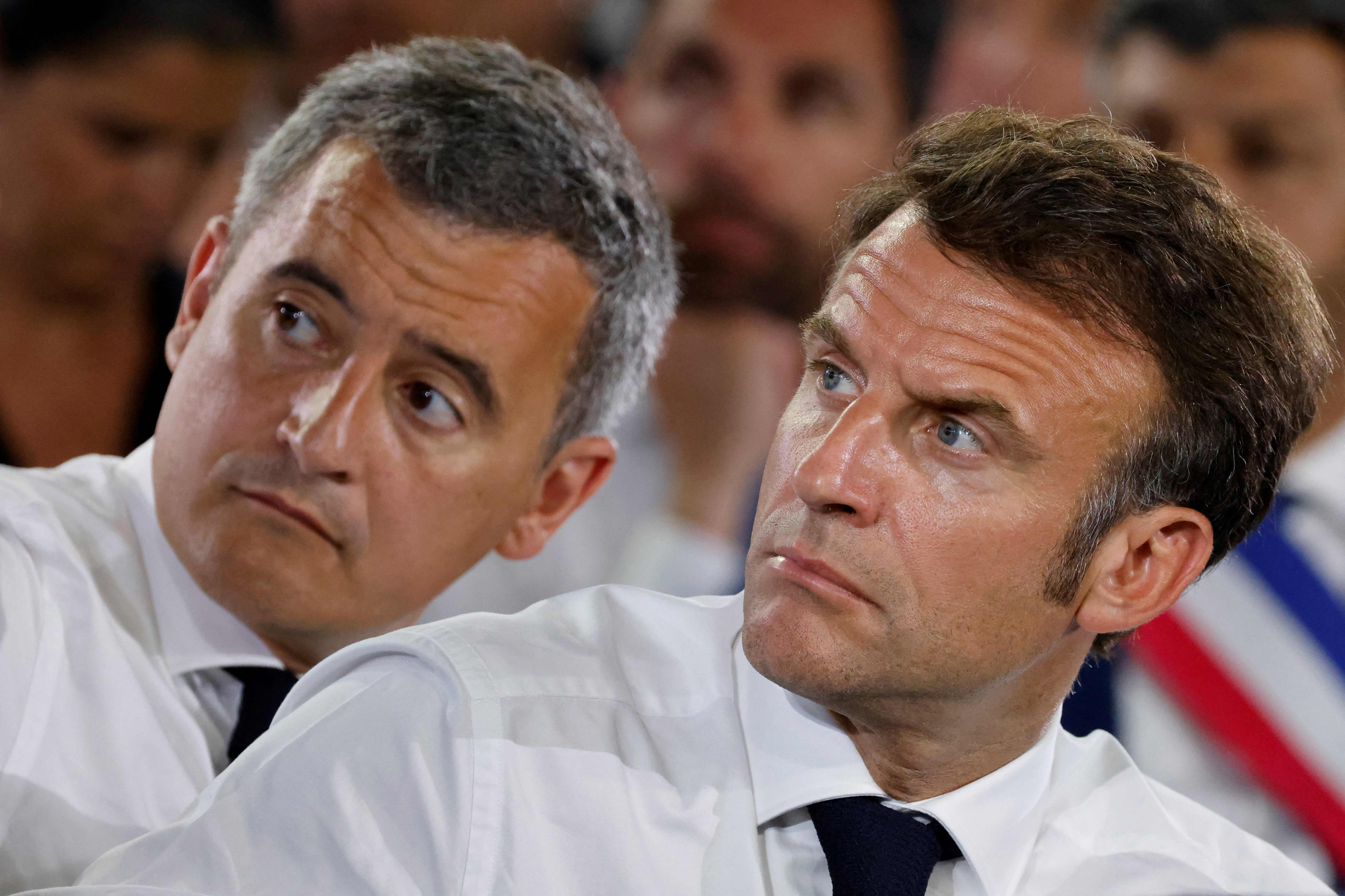 Presiden Emmanuel Macron (kanan) dan Menteri Dalam Negeri Gerald Darmanin (kiri).