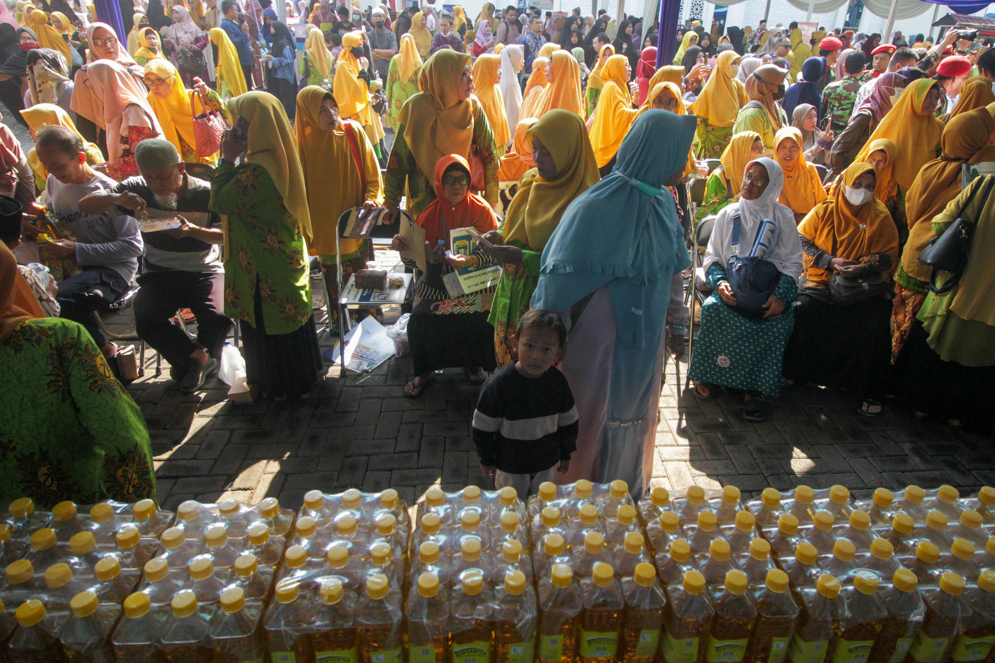 Warga antre membeli bahan pokok