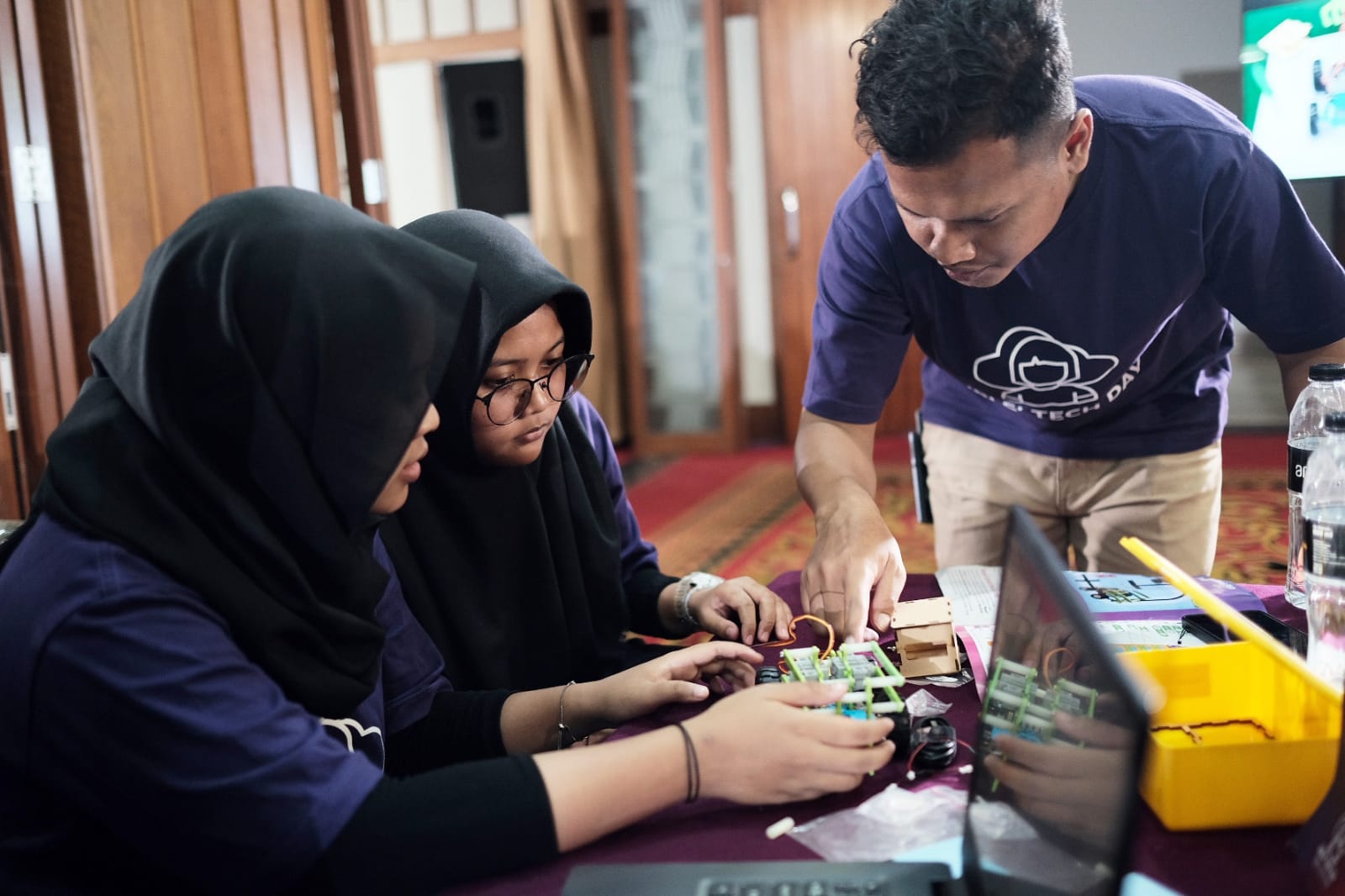 Sejumlah pelajar tengah mengembangkan teknologi dalam  STEAM Innovation Festival dan AWS Girls’ Tech Day.
