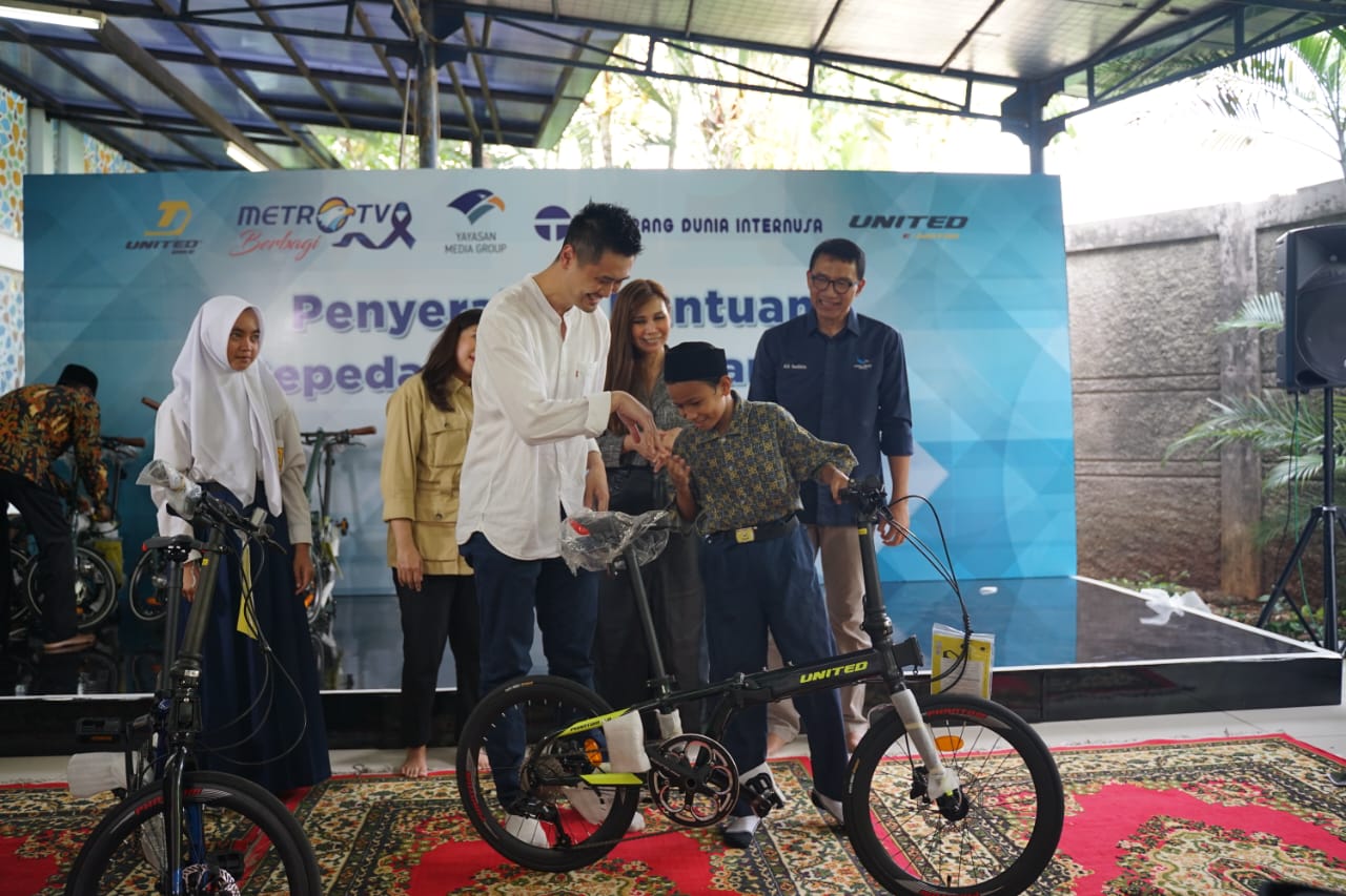 Penyerahan sepeda United Bike secara simbolis kepada siswa dan guru se-Nusantara di area Masjid Nursiah Daud Paloh, Jakarta.