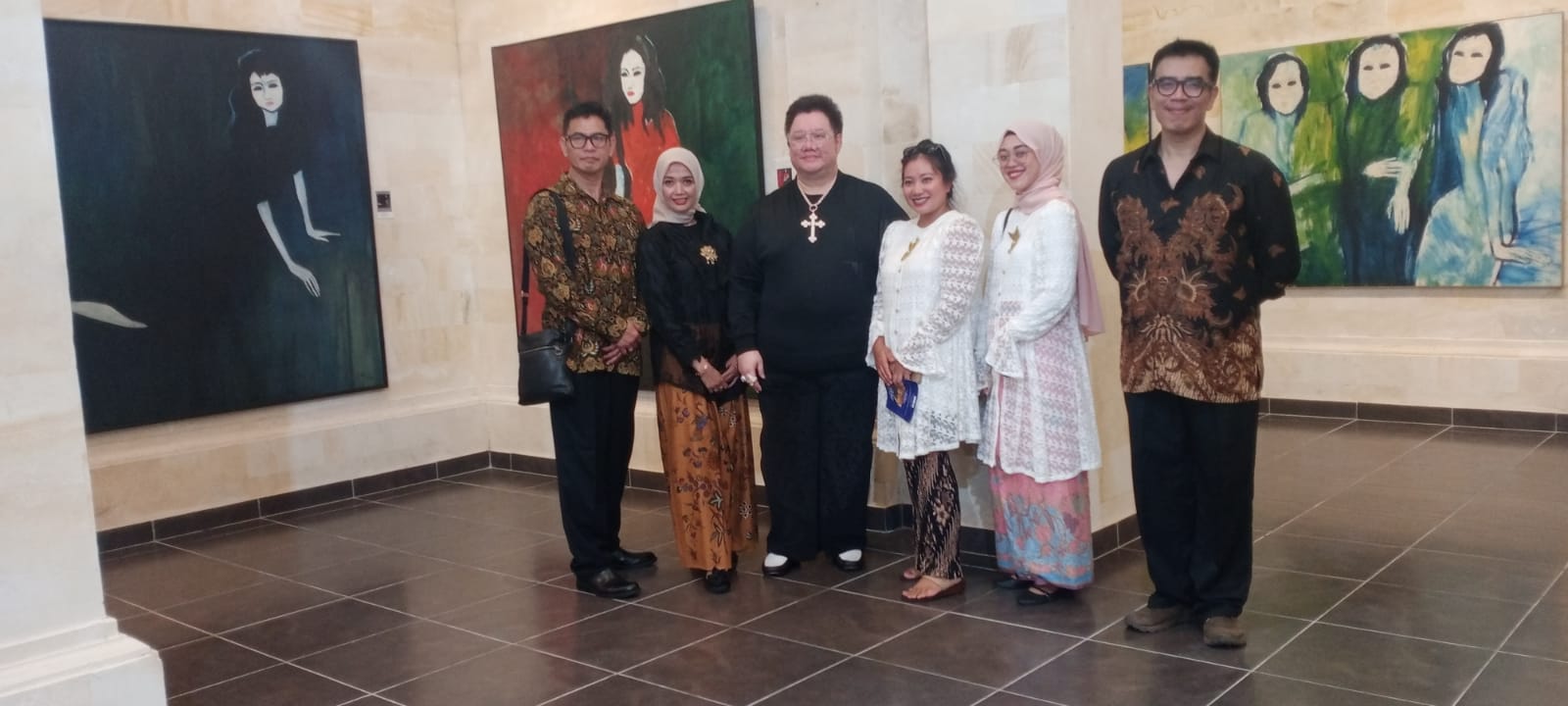 Kolektor seni Daniel Jusuf berfoto dengan keluarga maestro lukis Jeihan pada 