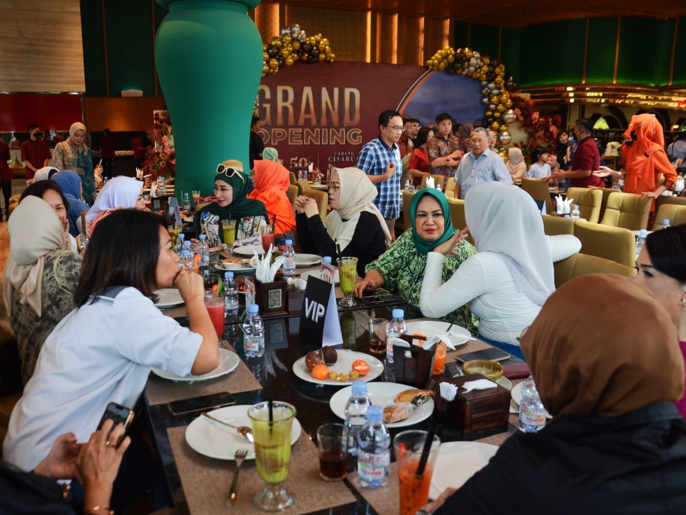 Restoran Padang Pagi Sore membuka cabang terbarunya di Cisarua, Puncak, Bogor.