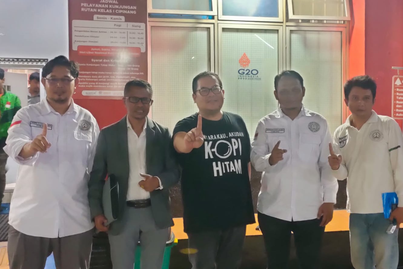 Indra Charismiadji (tengah).