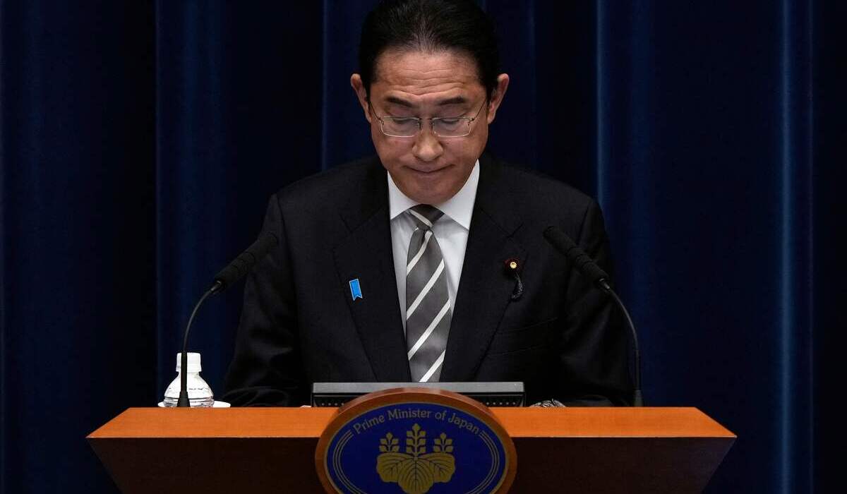 Perdana Menteri Jepang, Fumio Kishida, di jumpa pers terkait skandal penipuan dan mundurnya para menteri di kabinetnya, di Tokyo, (14/12).