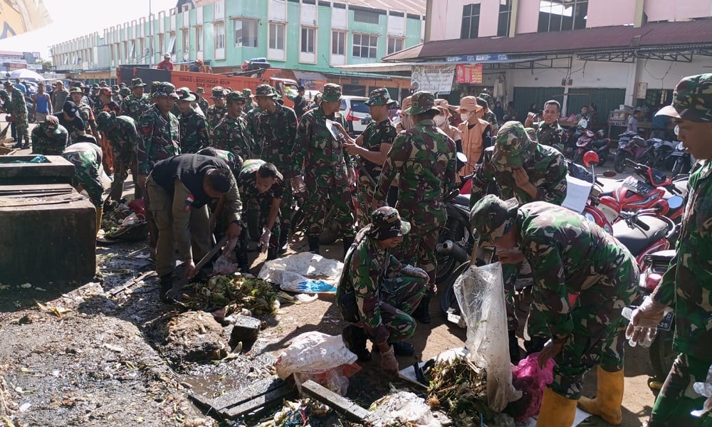 Ratusan prajurit dari lingkungan Kodim 0415 Jambi bersama berbagai elemen masyarakat dan relawan membersihkan Pasar Pasar Induk Angso Duo.