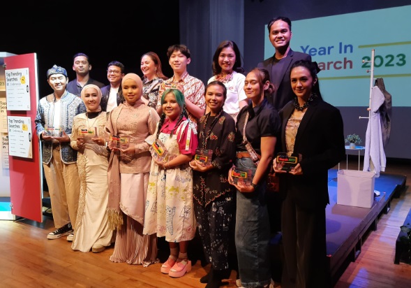 Rafael Tan (paling kiri), Putri Ariani (lima dari kiri) dan selebritas lainnya di konferensi pers Google Year in Search 2023, Senin (18/12).