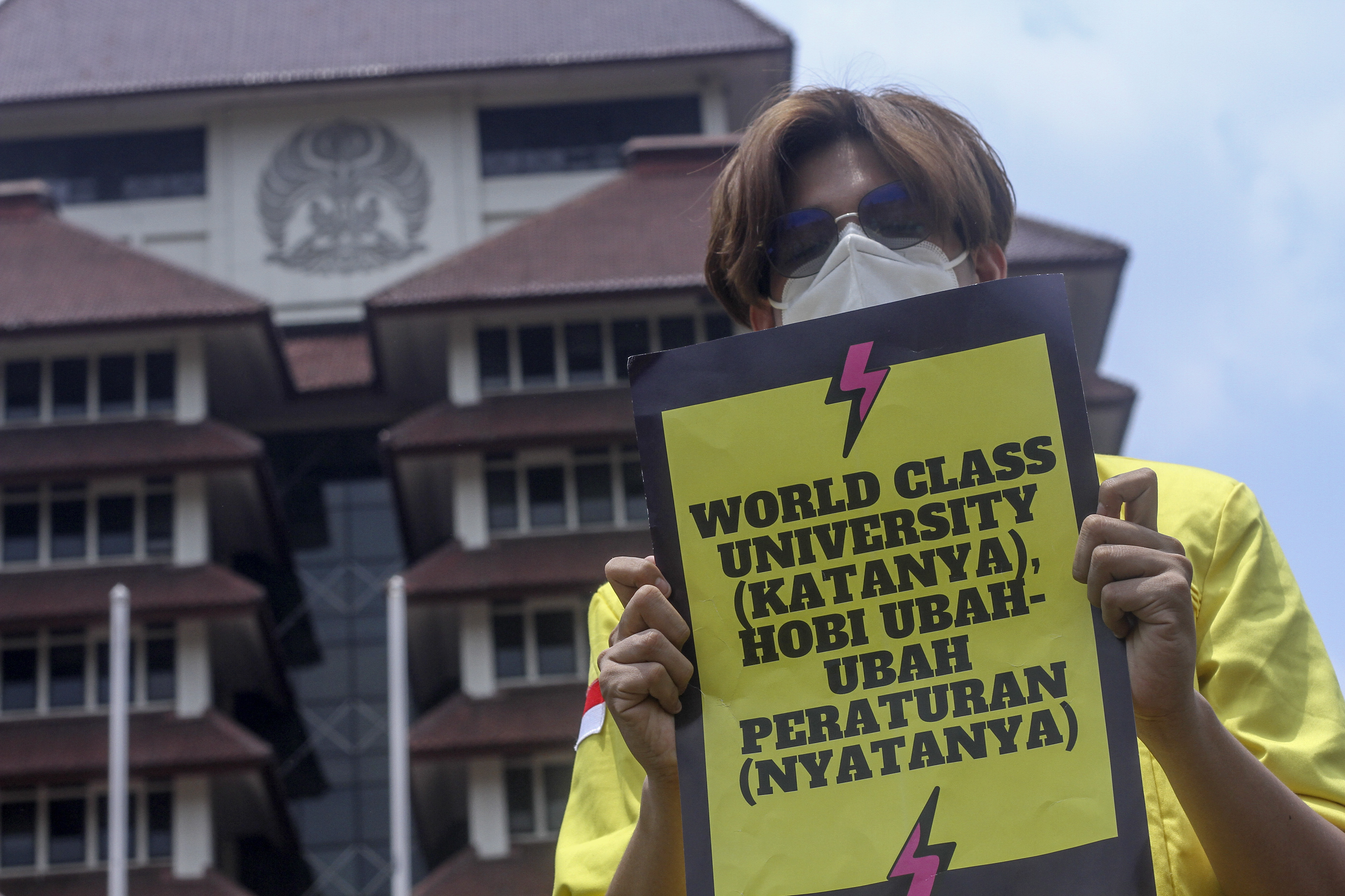 Ilustrasi: mahasiswa membawa poster saat aksi menolak Statuta UI di Kampus Universitas Indonesia