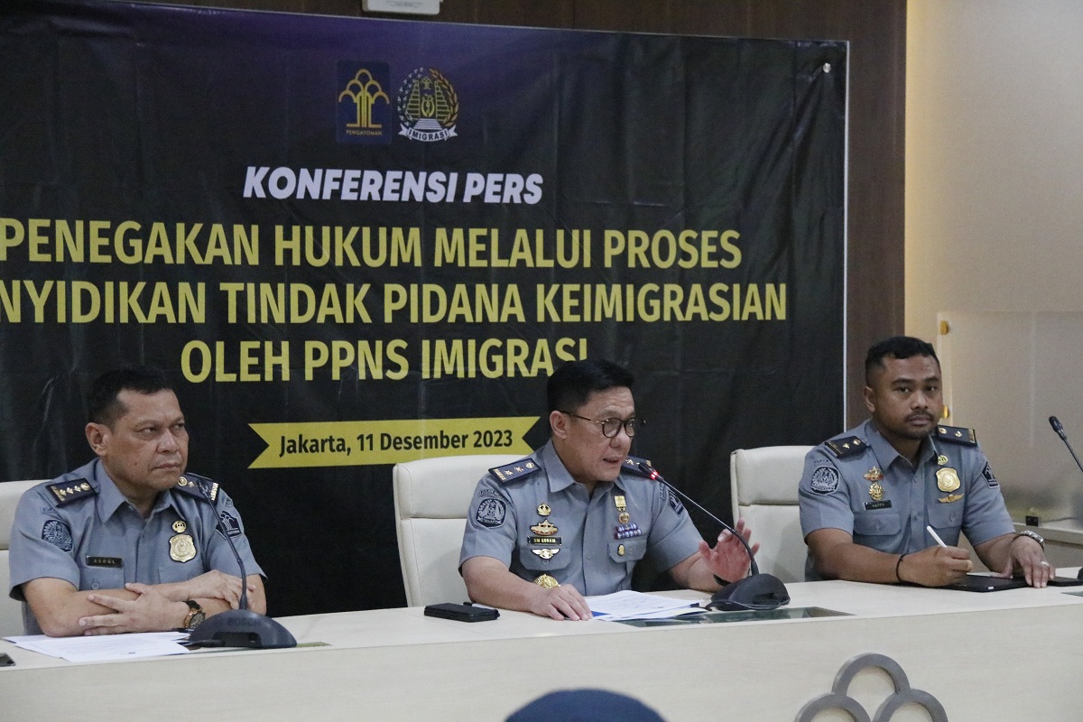 Direktur Pengawasan dan Penindakan Keimigrasian Ditjen Imigrasi Kementerian Hukum dan HAM, Saffar Muhammad Godam (tengah).