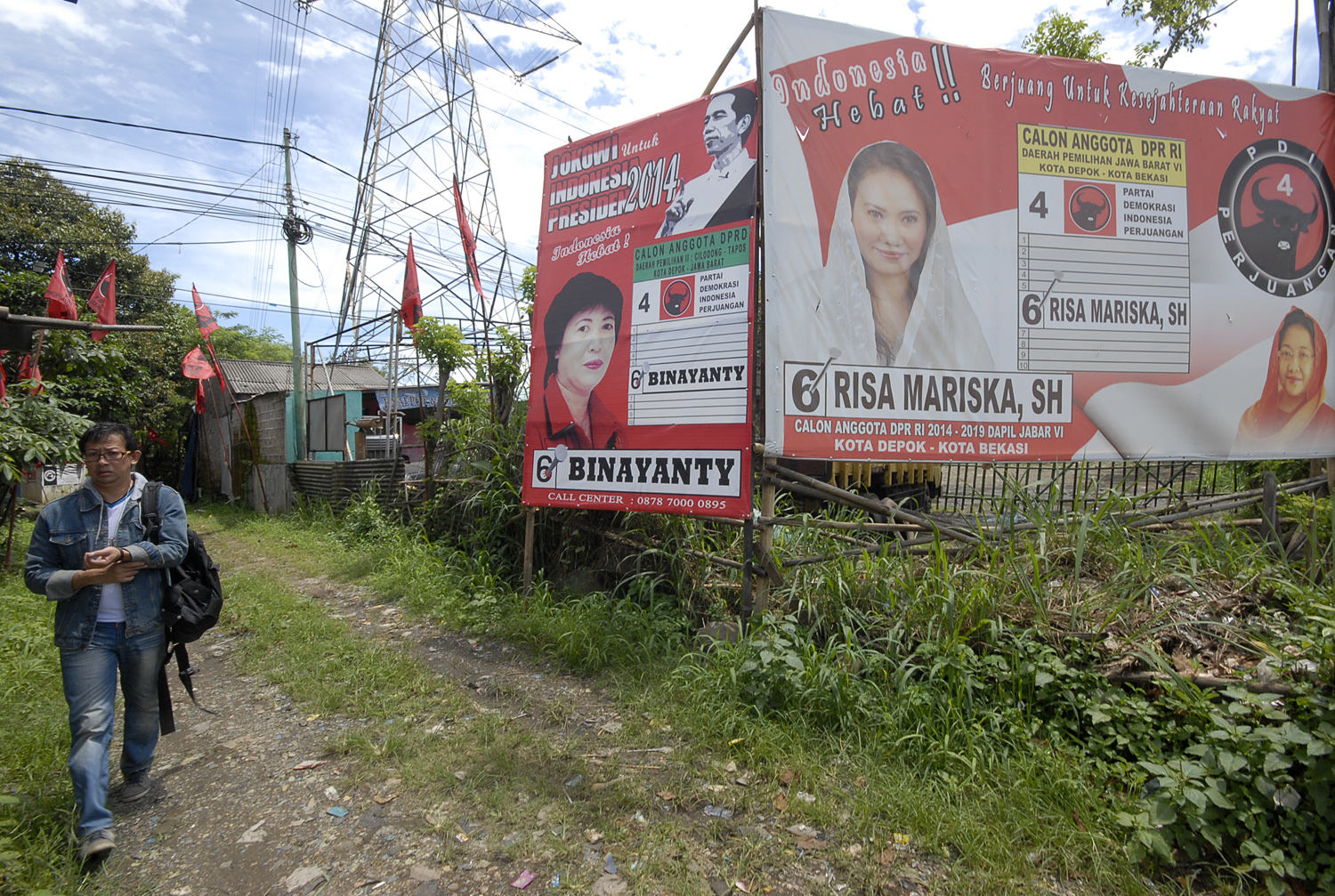 Pemasangan alat peraga kampanye yang melanggar aturan