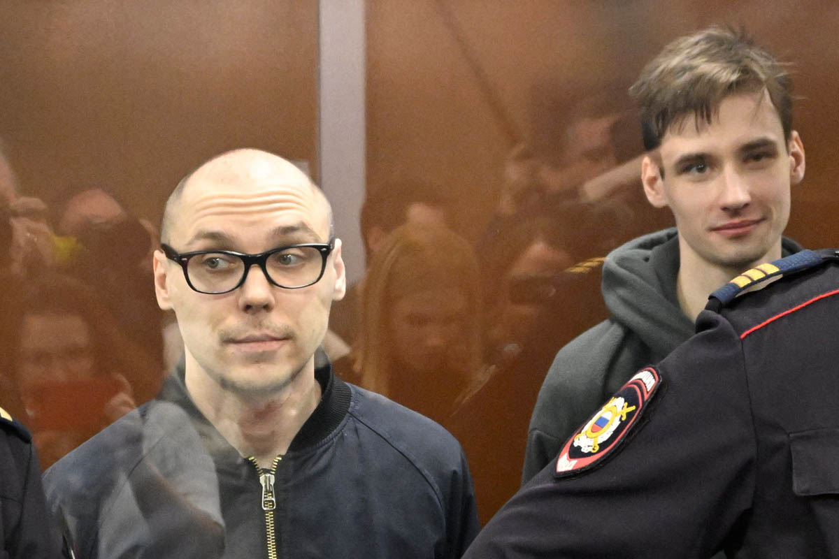 Pengadilan Moskow menghukum penjara dua pria karena terlibat dalam pembacaan puisi menentang kampanye militer di Ukraina.