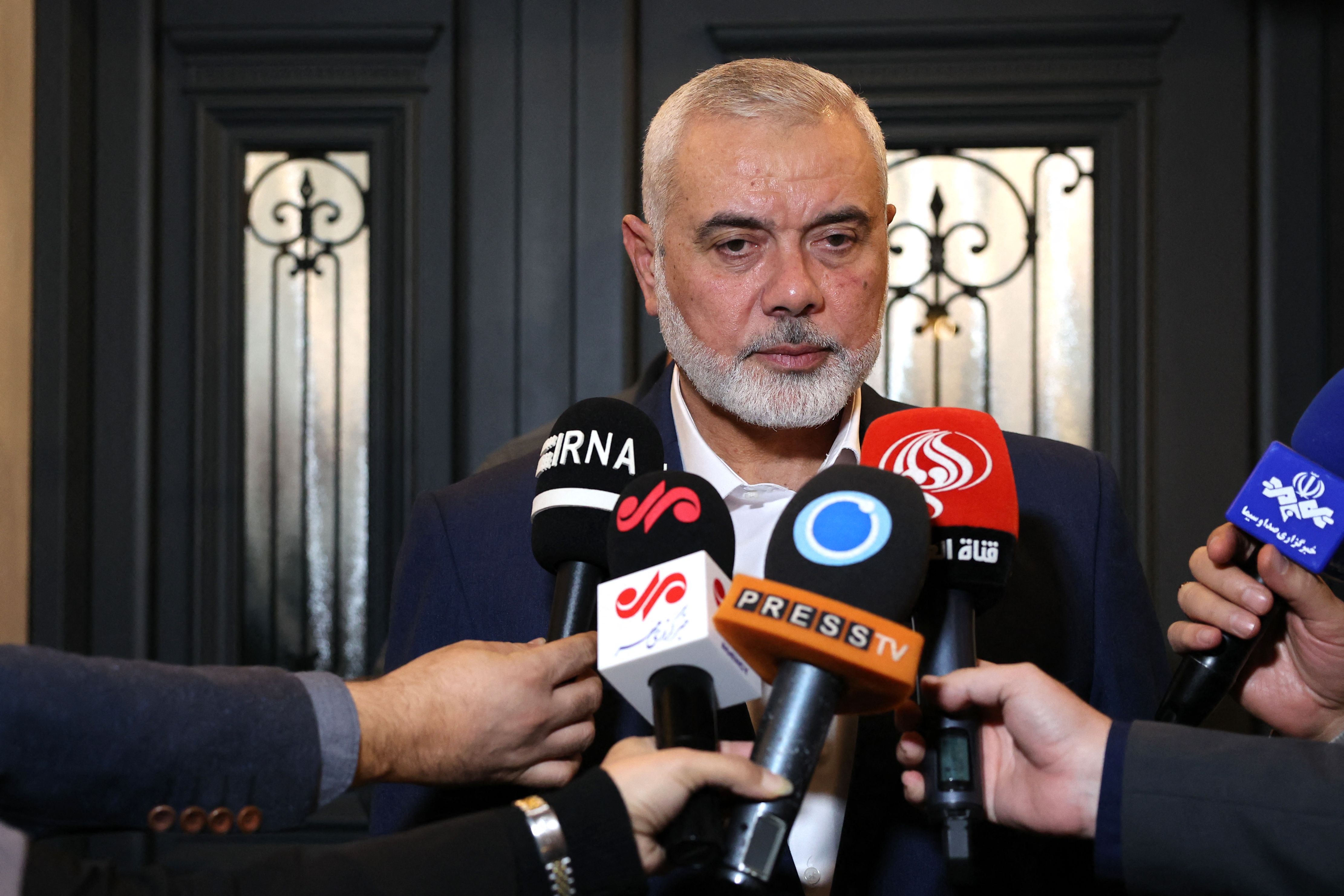 Petinggi Hamas Ismail Haniyeh seusai bertemu dengan Iran di Doha, Qatar, Rabu (20/12).
