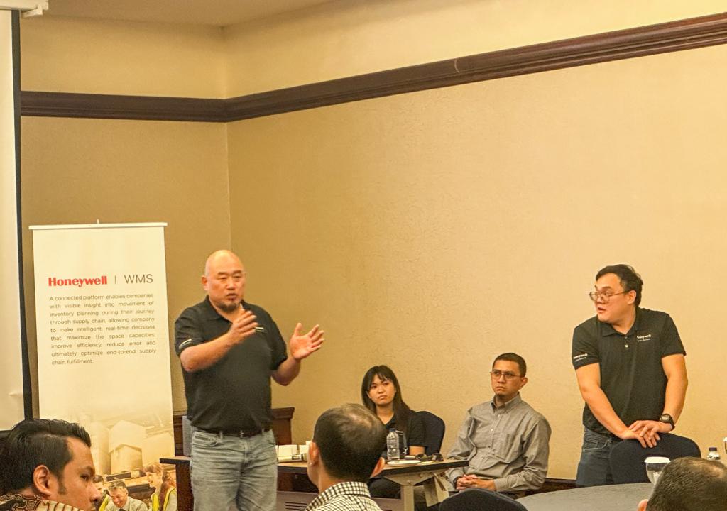 Jonathan Kwok (kedua dari kiri dan berdiri), General Manager Honeywell Logistics Solutions memberi penjalasan. 