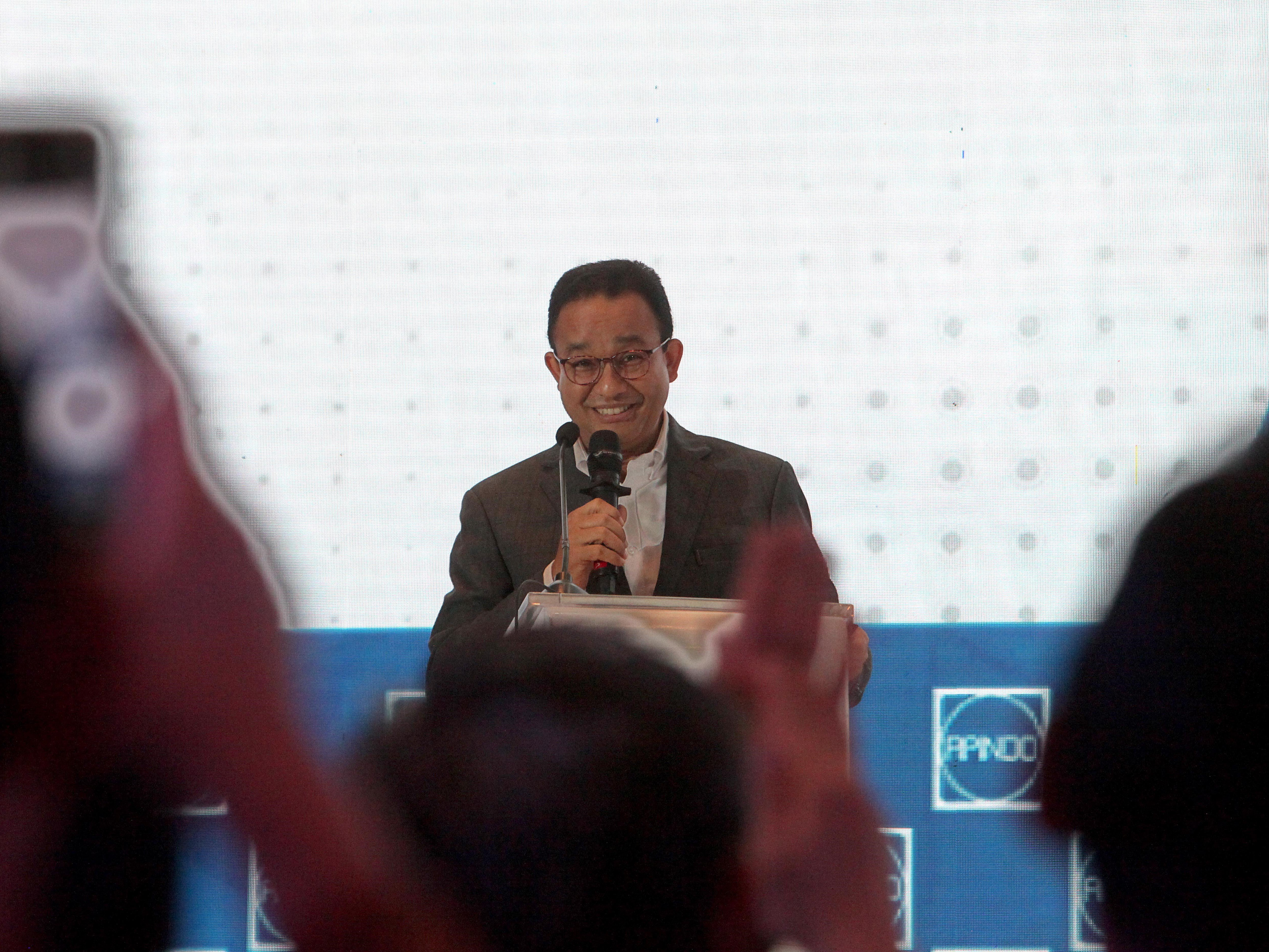 Capres nomor urut satu Anies Baswedan menyampaikan paparan didampingi moderator Gita Wirjawan dalam Dialog Capres 2024 Apindo di Jakarta.