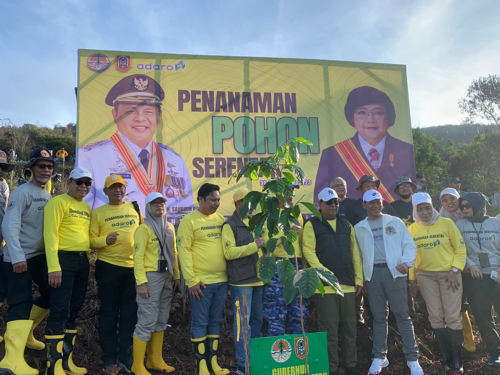 Penanaman pohon serentak di Kalimantan Selatan dipimpin oleh Dirjen PKTL Dr Hanif Faisol Nurofiq dan Gubernur Kalsel, Sahbirin Noor. 