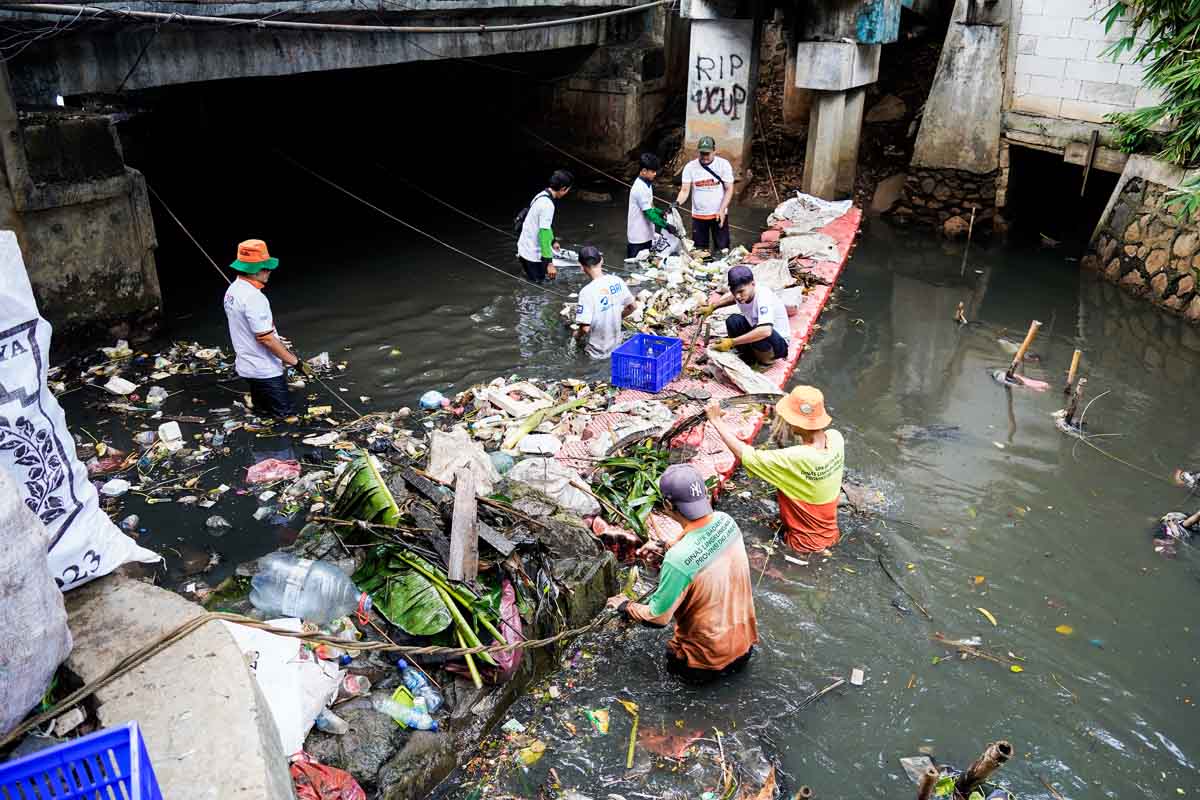 Puluhan masyarakat kerja bakti membersihkan Kali Pulo sebagai bagian dari program BRI Jaga Sungai, Jaga Kehidupan.