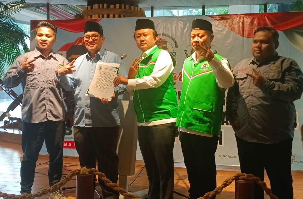 Mantan Ketua Umum Angkatan Muda Kabah (AMK) Joko Purwanto (tengah) mendeklarasikan Forum PPP Pendukung Prabowo-Gibran.