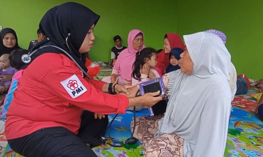 Petugas kesehatan dari PMI Kabupaten Sukabumi memeriksa kesehatan pengungsi akibat gempa 