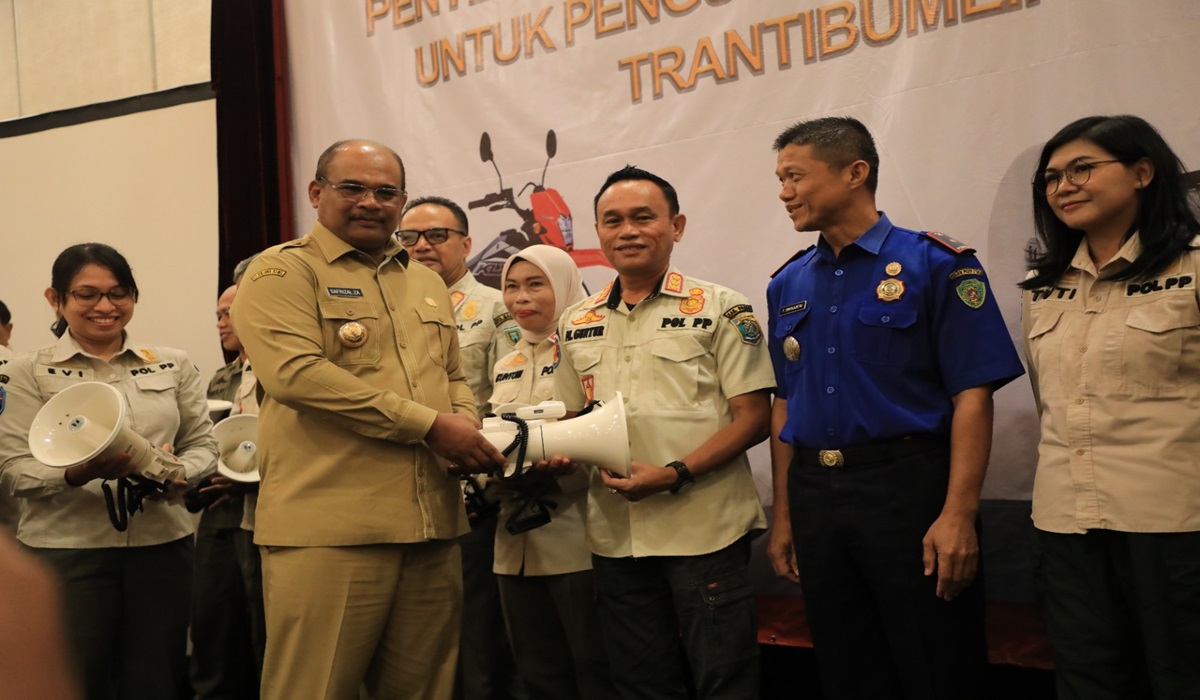 Dirjen Bina Adwil Safrizal ZA menyerhakan bantuan kepada Pemda.