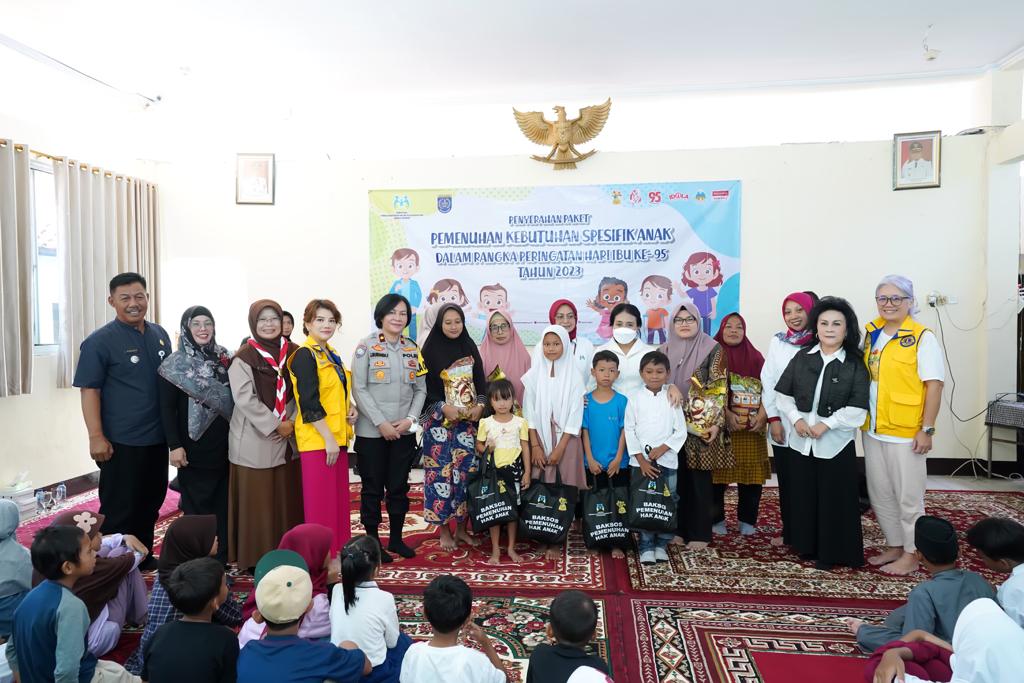 Ketua Lions Club Jaksel Tulip Distrik 307-B1 Livienne Russellia bersama Menteri PP-PA Bintang Puspayoga menggelar program bakti sosial.