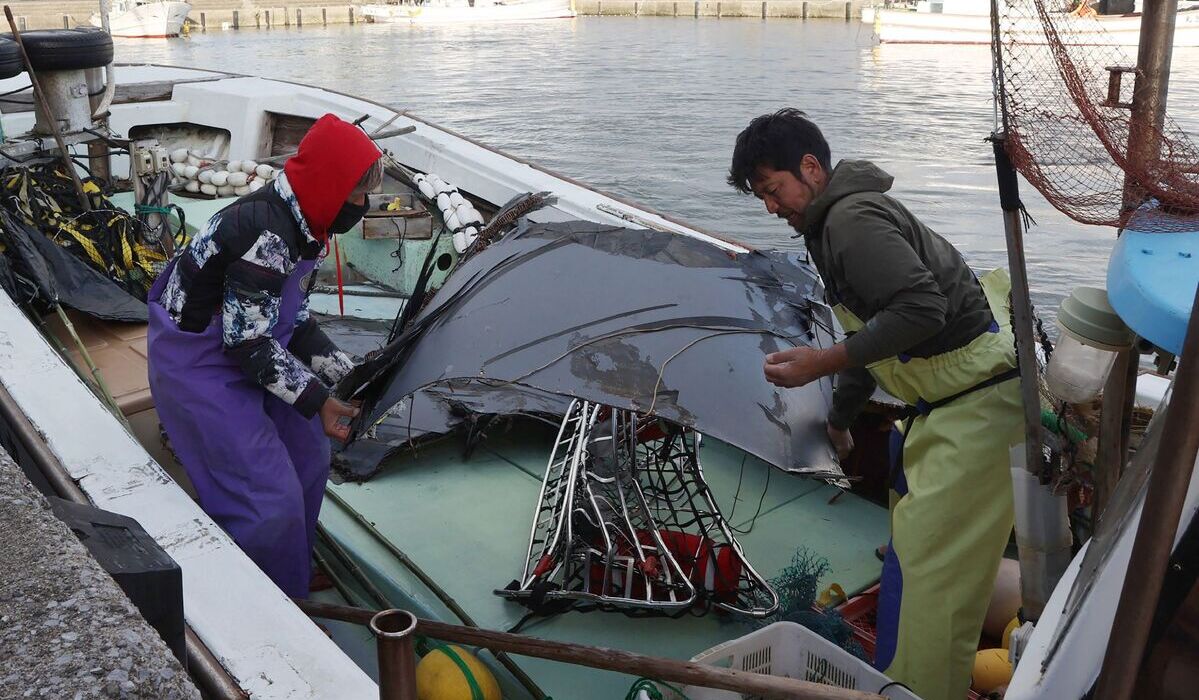Nelayan Jepang menemukan patahan yang diduga sebagai bagian dari pesawat Osprey milik militer AS.