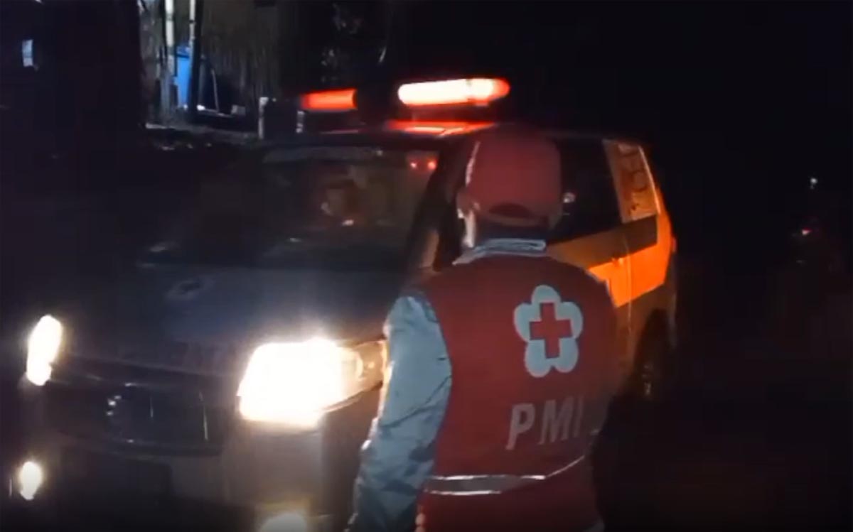 Hingga Senin (4/12) dini hari sebanyak 6 pendaki berhasil dievakuasi petugas gabungan ke rumah sakit daerah Padang Panjang. 