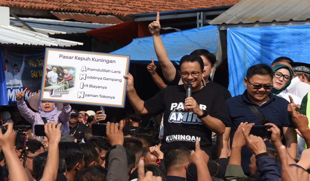 Calon presiden nomor urut 1 Anies Baswedan menyapa warga saat kampanye di Pasar Kepuh, Kuningan, Jawa Barat, Sabtu (9/12).